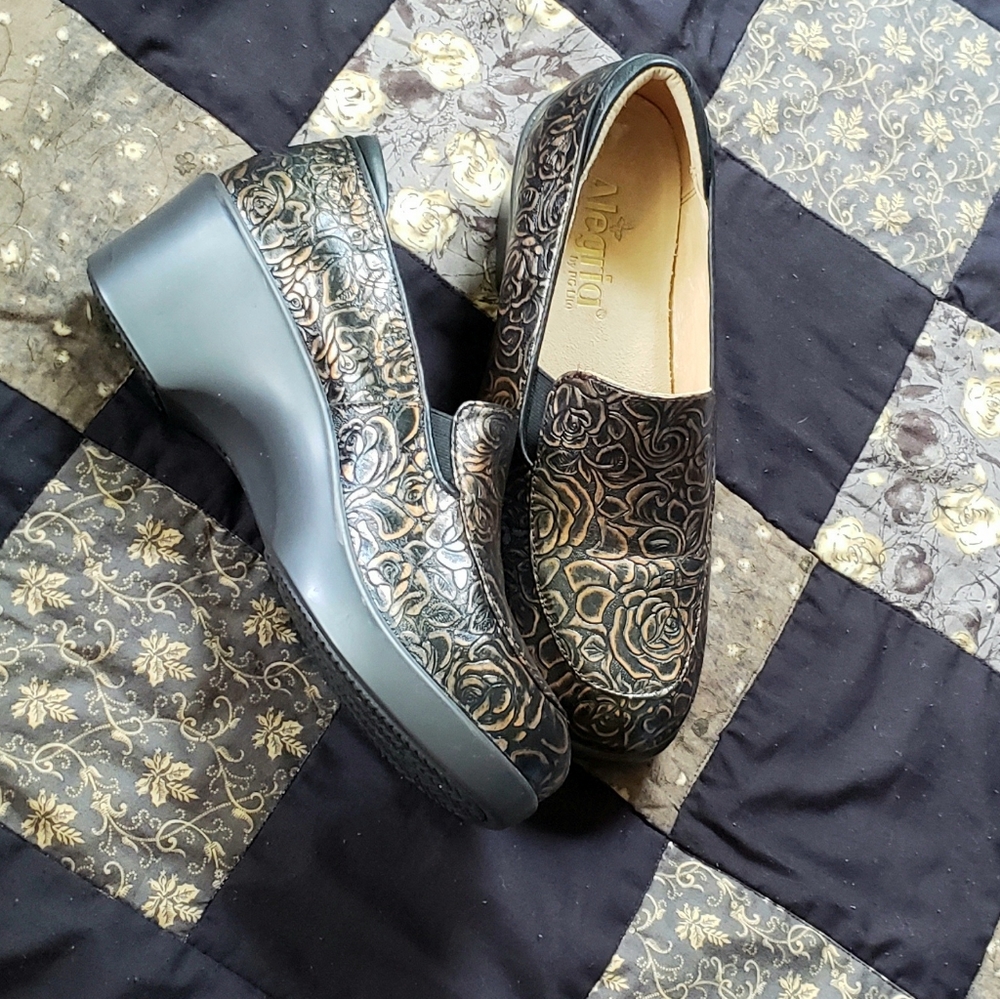 Alegria/PG Lite Shoe Gold Embossed Bouquet